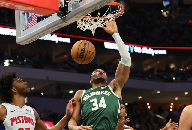 字母哥称霸禁区再冲MVP：限制区得分断层领跑